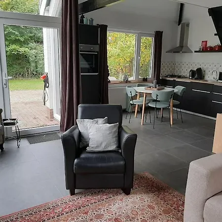 Holiday home Vrijstaande Recreatievilla Met Ruime Omheinde Tuin